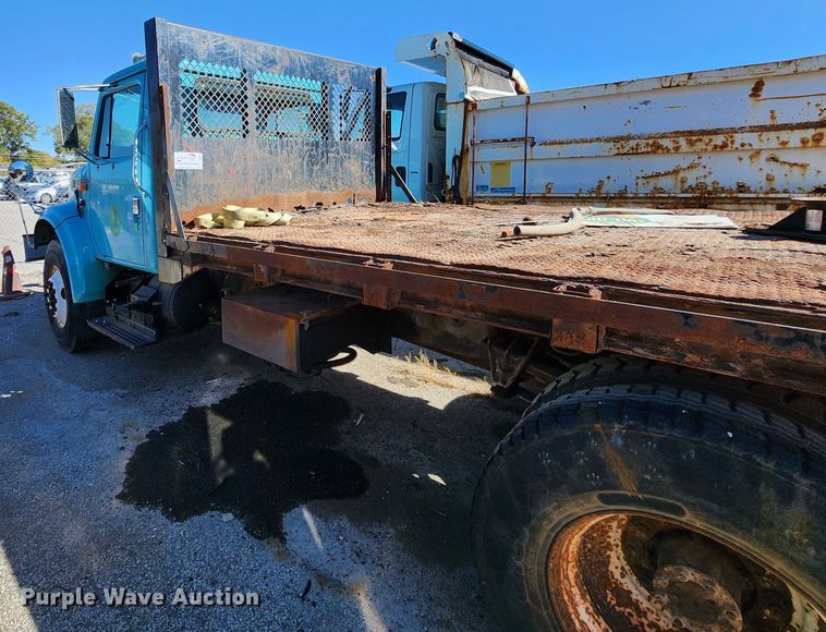 image for item DC6215 2002 International 4900  flatbed truck