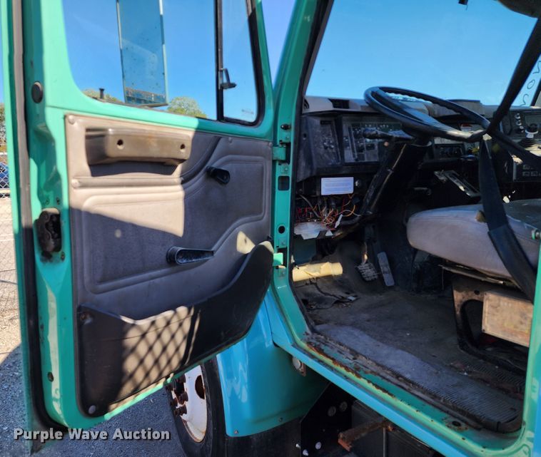 image for item DC6215 2002 International 4900  flatbed truck