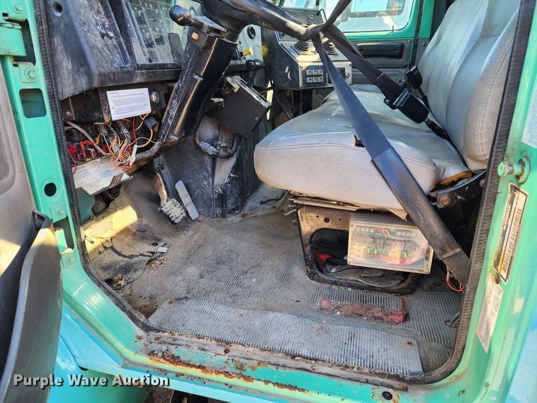 image for item DC6215 2002 International 4900  flatbed truck