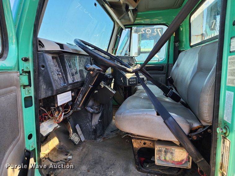 image for item DC6215 2002 International 4900  flatbed truck