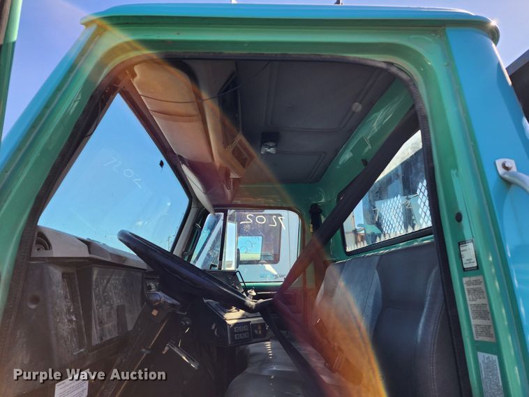 image for item DC6215 2002 International 4900  flatbed truck