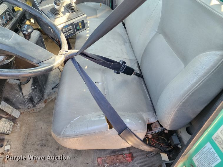 image for item DC6215 2002 International 4900  flatbed truck