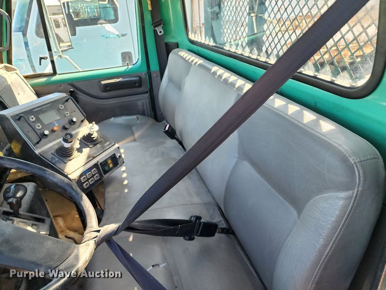 image for item DC6215 2002 International 4900  flatbed truck