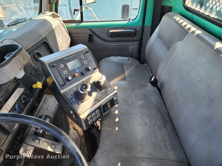 image for item DC6215 2002 International 4900  flatbed truck