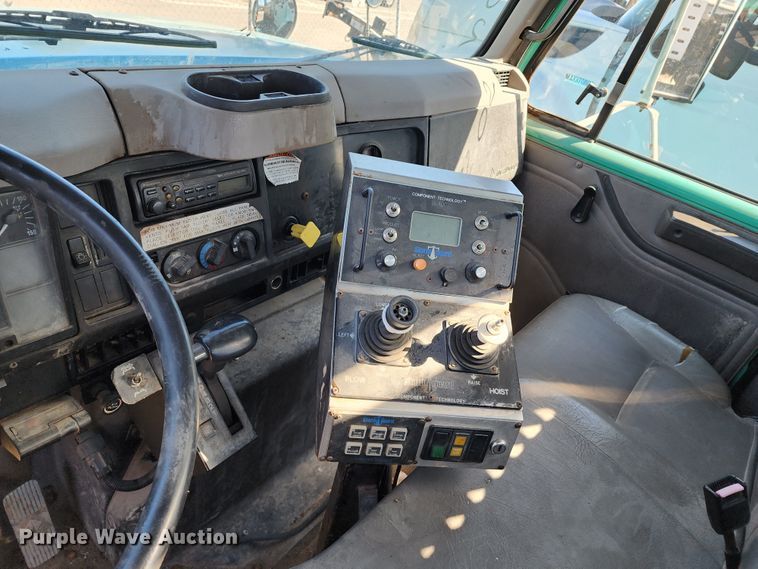 image for item DC6215 2002 International 4900  flatbed truck