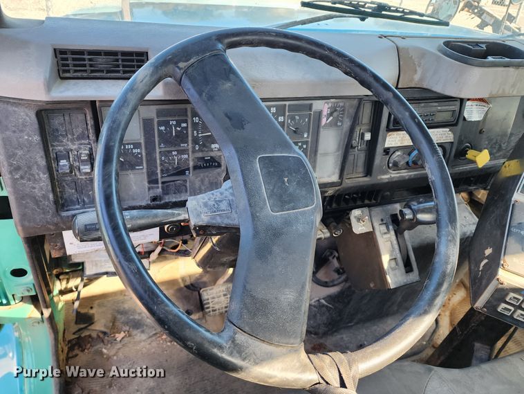 image for item DC6215 2002 International 4900  flatbed truck