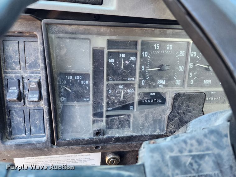 image for item DC6215 2002 International 4900  flatbed truck