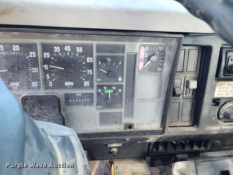 image for item DC6215 2002 International 4900  flatbed truck