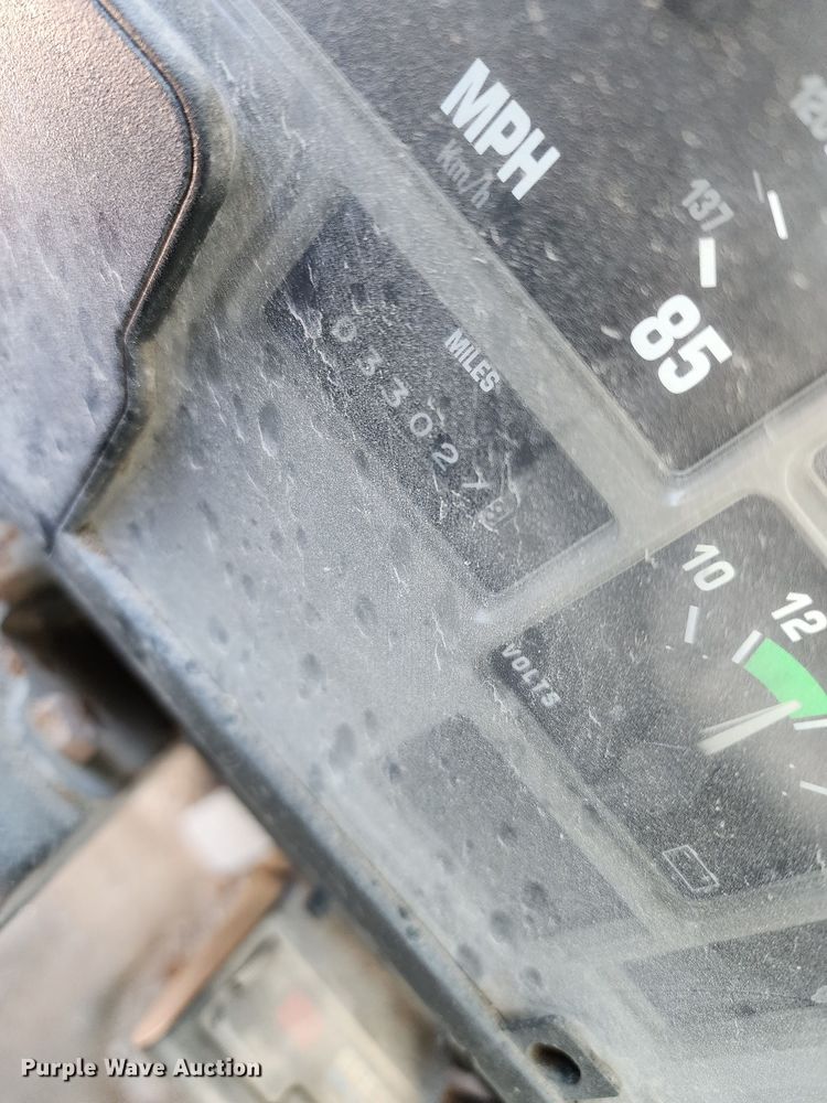 image for item DC6215 2002 International 4900  flatbed truck