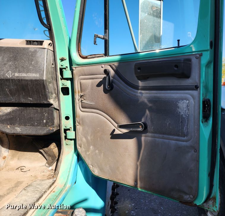 image for item DC6215 2002 International 4900  flatbed truck