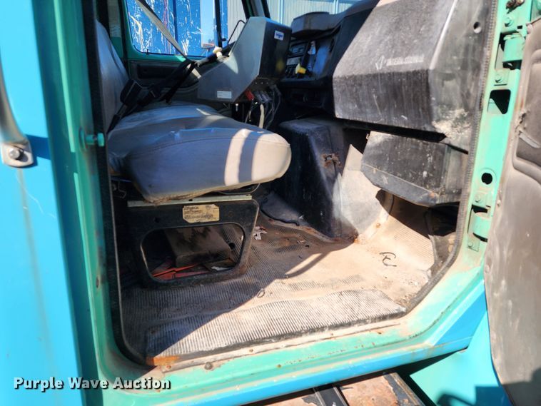 image for item DC6215 2002 International 4900  flatbed truck