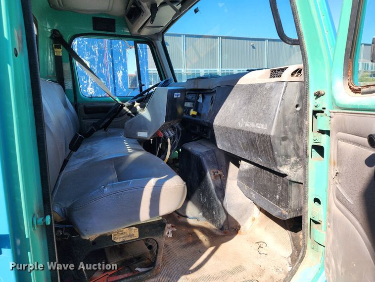 image for item DC6215 2002 International 4900  flatbed truck