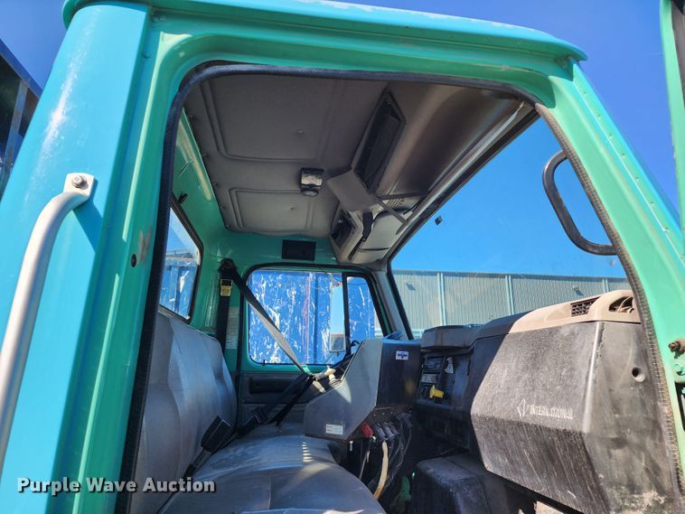 image for item DC6215 2002 International 4900  flatbed truck