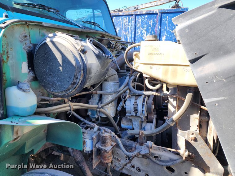 image for item DC6215 2002 International 4900  flatbed truck