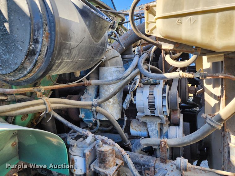 image for item DC6215 2002 International 4900  flatbed truck