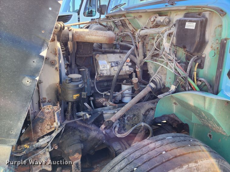 image for item DC6215 2002 International 4900  flatbed truck