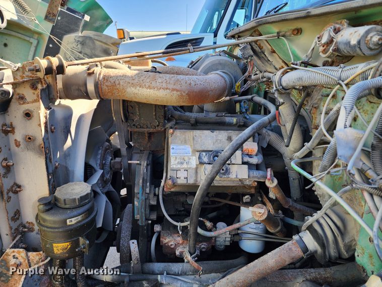 image for item DC6215 2002 International 4900  flatbed truck