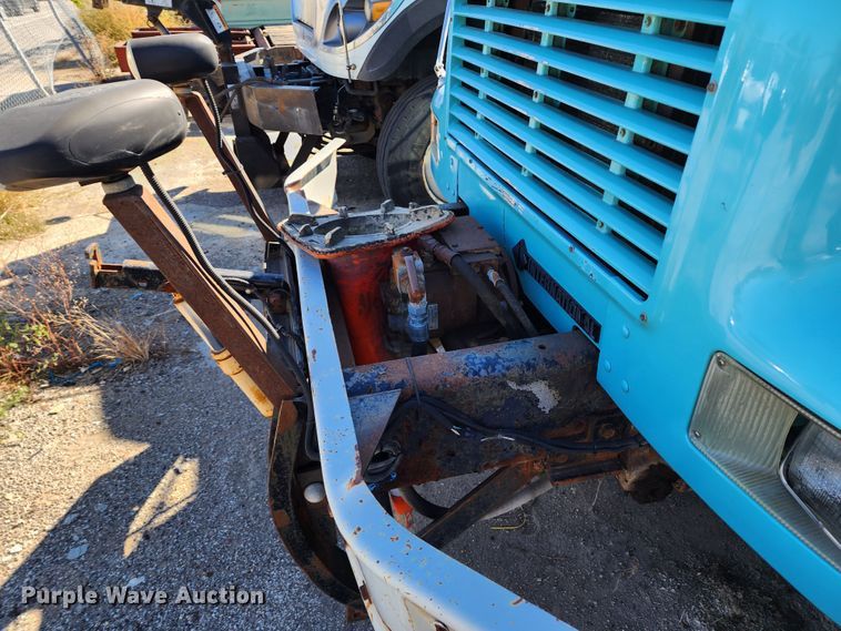 image for item DC6215 2002 International 4900  flatbed truck