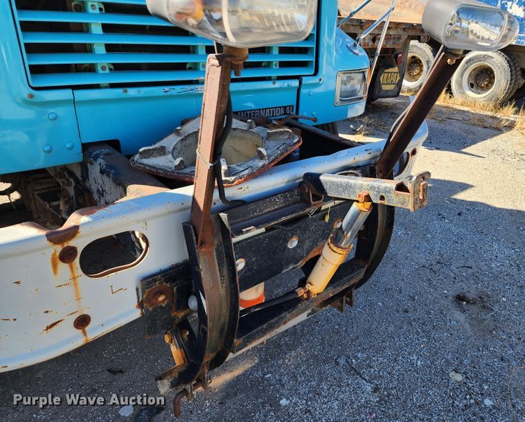 image for item DC6215 2002 International 4900  flatbed truck