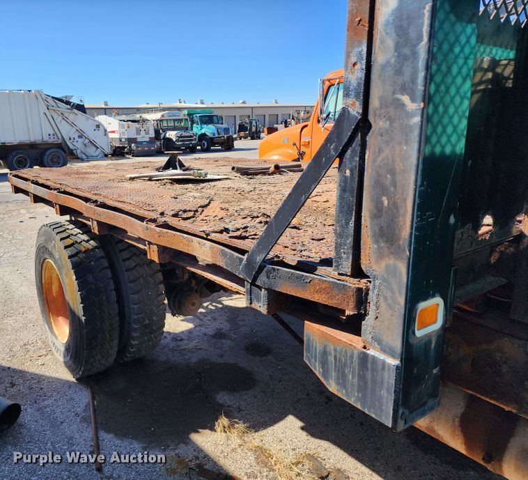image for item DC6215 2002 International 4900  flatbed truck