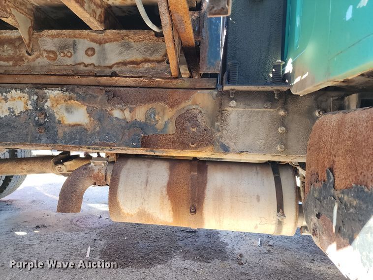 image for item DC6215 2002 International 4900  flatbed truck