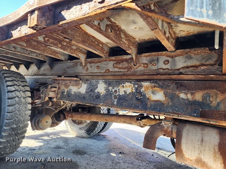 image for item DC6215 2002 International 4900  flatbed truck