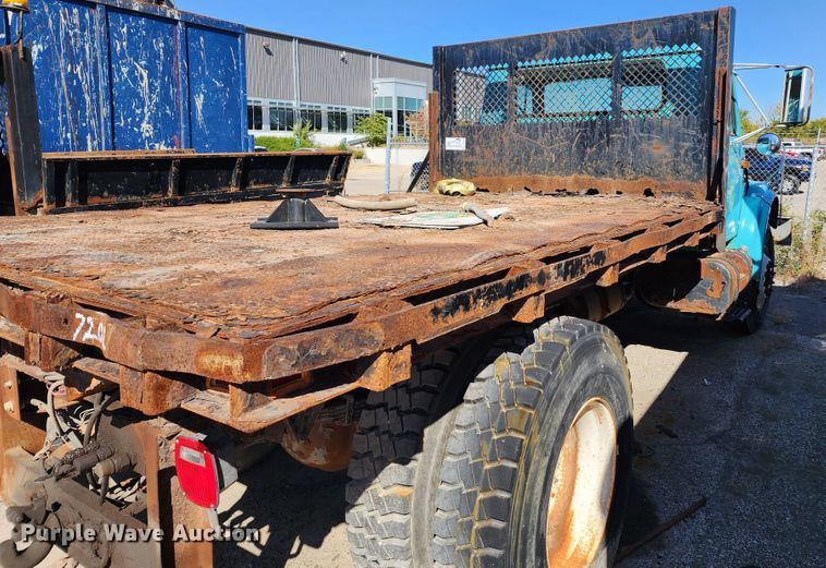 image for item DC6215 2002 International 4900  flatbed truck