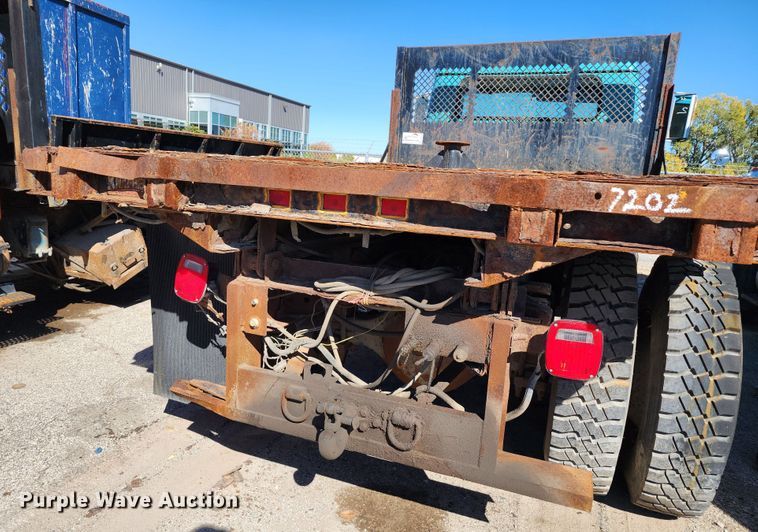 image for item DC6215 2002 International 4900  flatbed truck