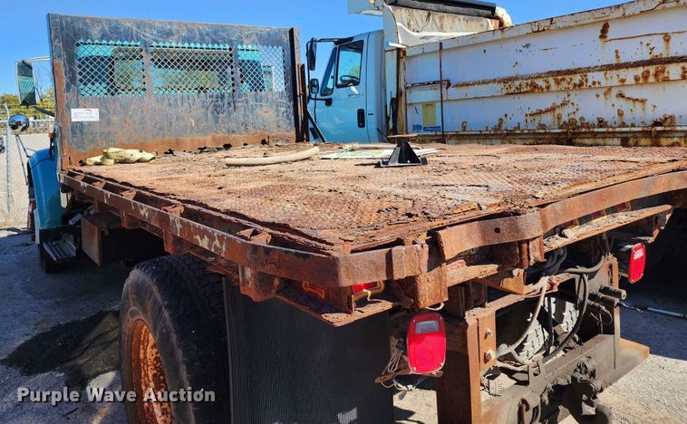 image for item DC6215 2002 International 4900  flatbed truck