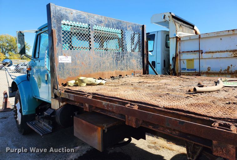 image for item DC6215 2002 International 4900  flatbed truck