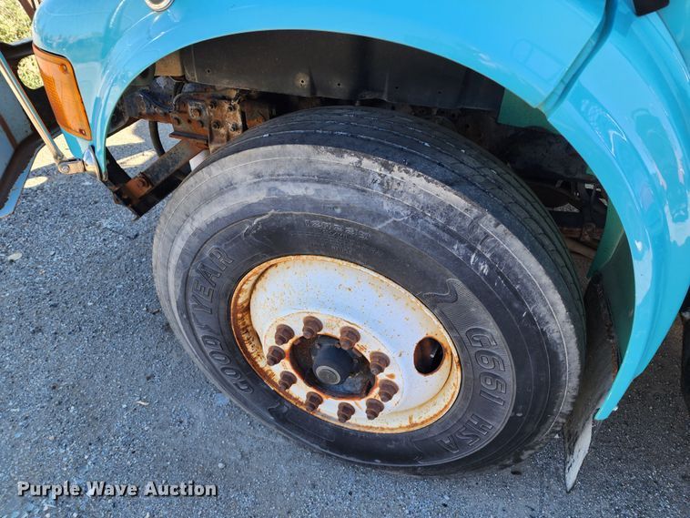 image for item DC6215 2002 International 4900  flatbed truck