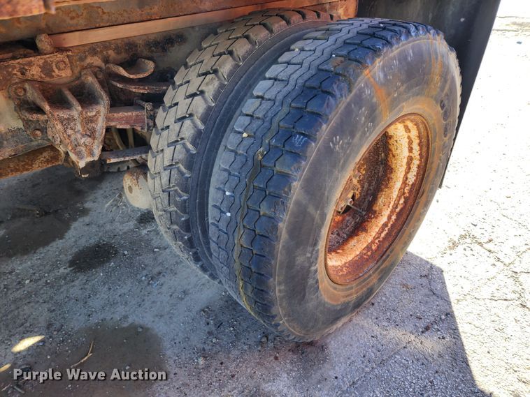 image for item DC6215 2002 International 4900  flatbed truck