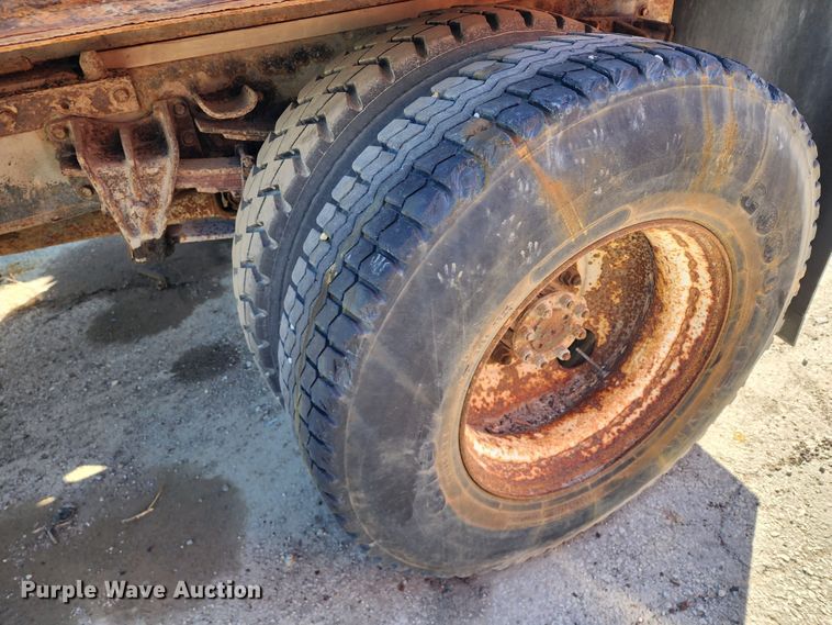 image for item DC6215 2002 International 4900  flatbed truck