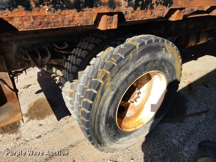 image for item DC6215 2002 International 4900  flatbed truck