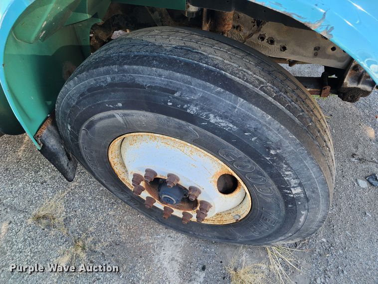 image for item DC6215 2002 International 4900  flatbed truck