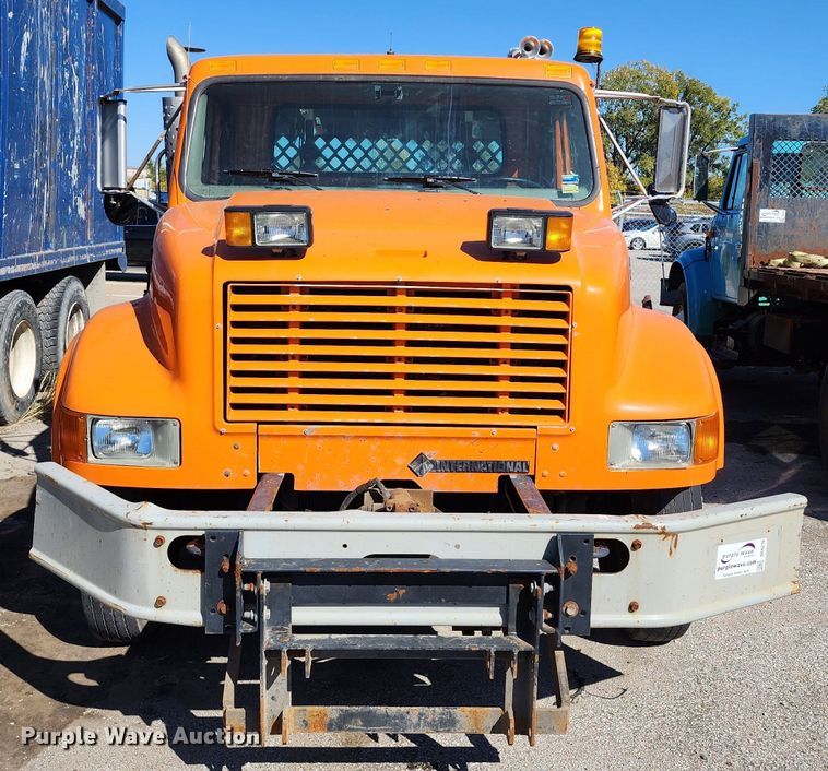 image for item DC6216 2002 International 4700  flatbed truck