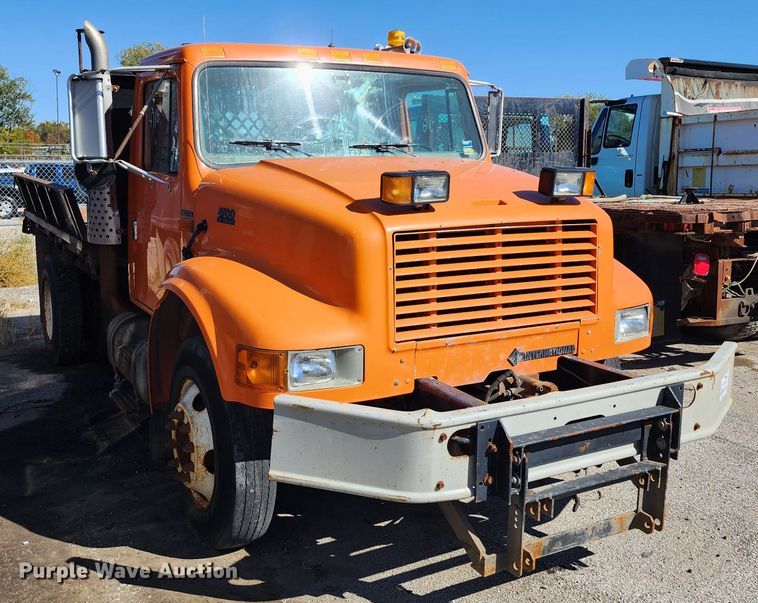 image for item DC6216 2002 International 4700  flatbed truck