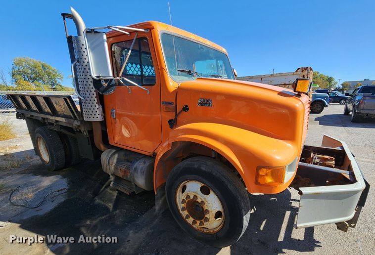 image for item DC6216 2002 International 4700  flatbed truck