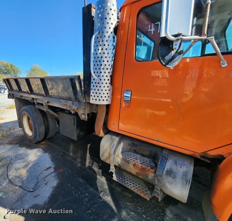 image for item DC6216 2002 International 4700  flatbed truck