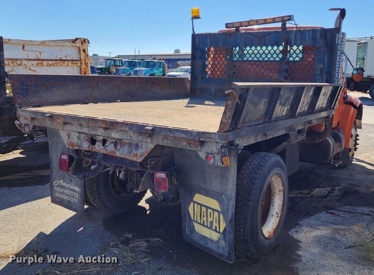 image for item DC6216 2002 International 4700  flatbed truck