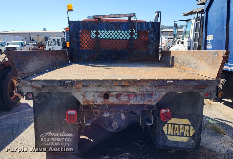 image for item DC6216 2002 International 4700  flatbed truck