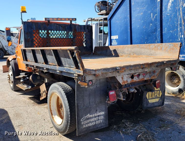 image for item DC6216 2002 International 4700  flatbed truck