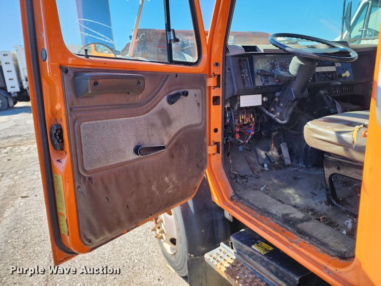 image for item DC6216 2002 International 4700  flatbed truck