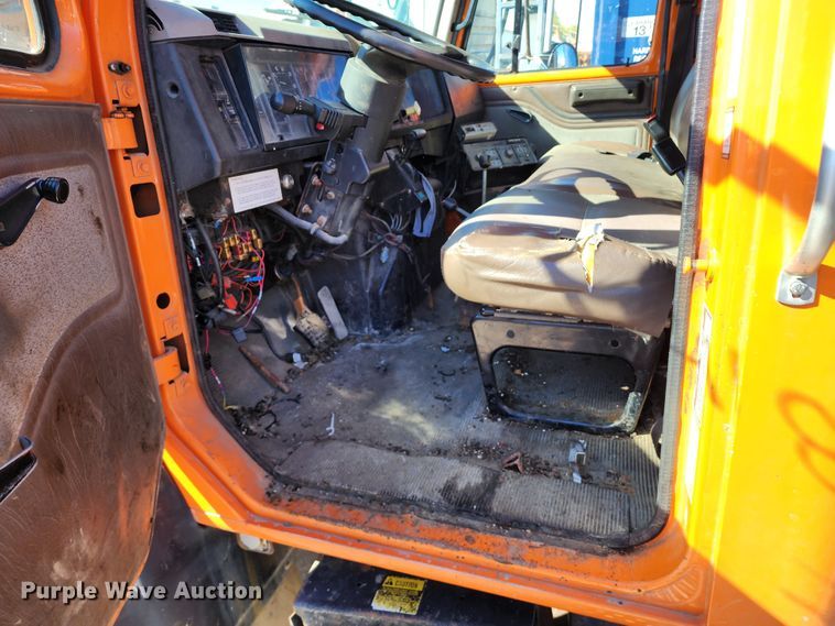 image for item DC6216 2002 International 4700  flatbed truck