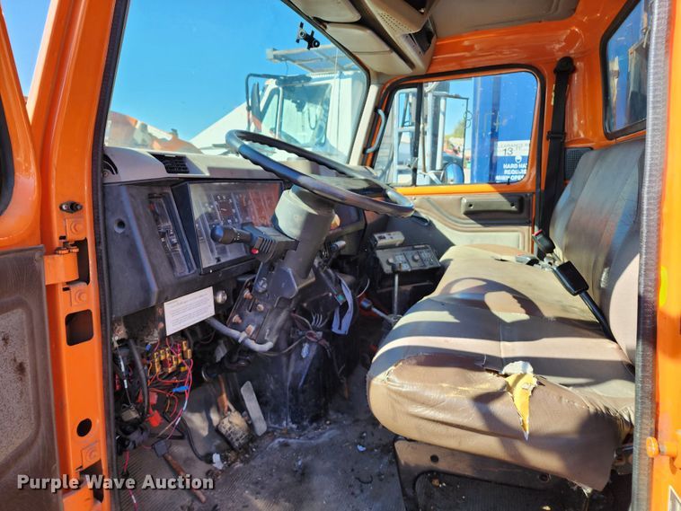 image for item DC6216 2002 International 4700  flatbed truck