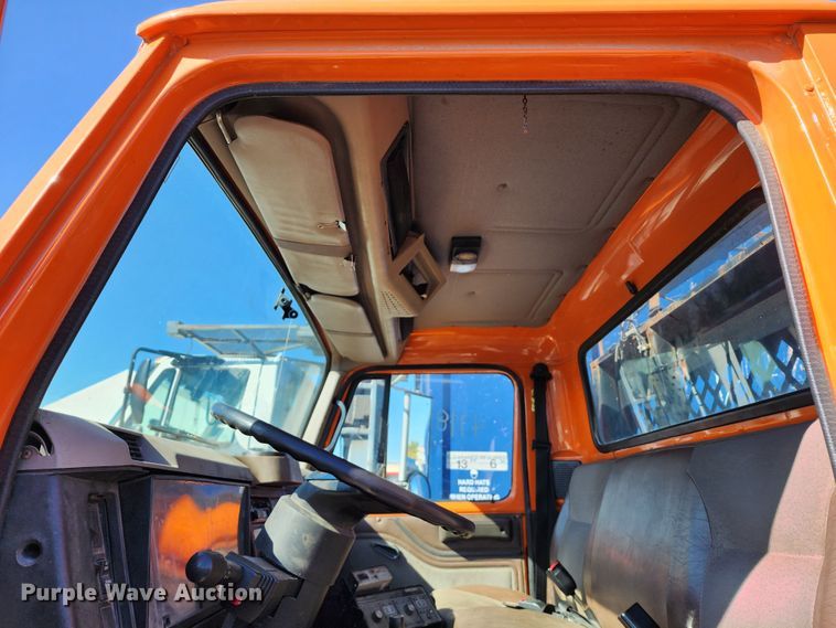 image for item DC6216 2002 International 4700  flatbed truck