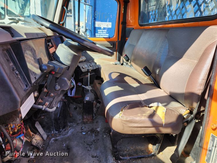 image for item DC6216 2002 International 4700  flatbed truck