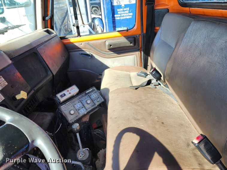 image for item DC6216 2002 International 4700  flatbed truck