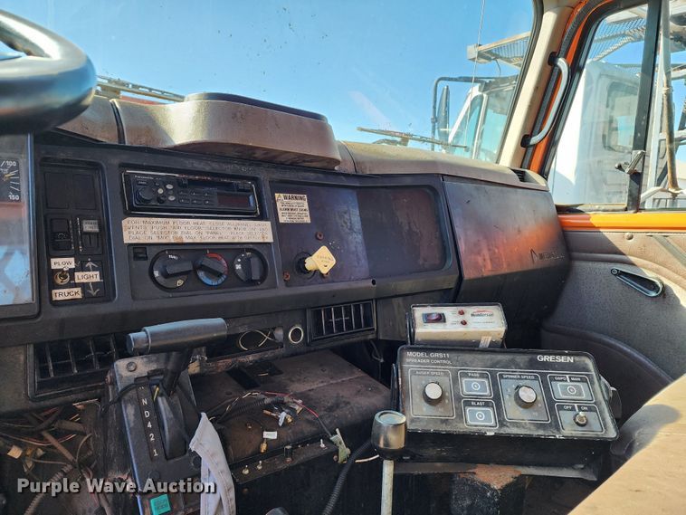 image for item DC6216 2002 International 4700  flatbed truck