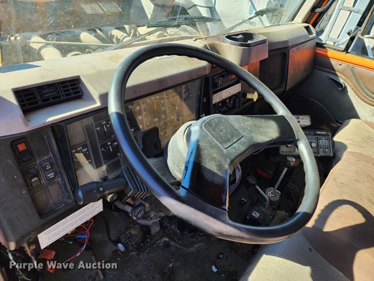 image for item DC6216 2002 International 4700  flatbed truck